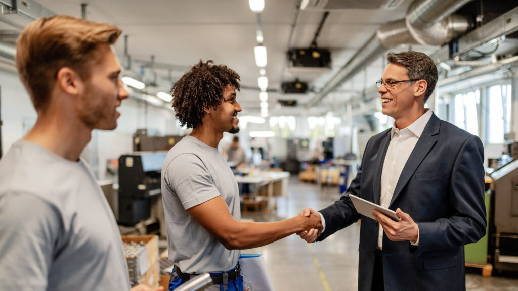 arbeitgeber und fachkraft im industriegebaude