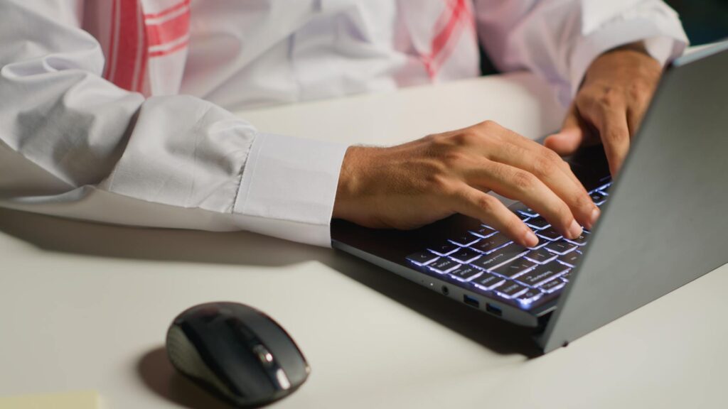geschaftsmann mit laptop und maus ()