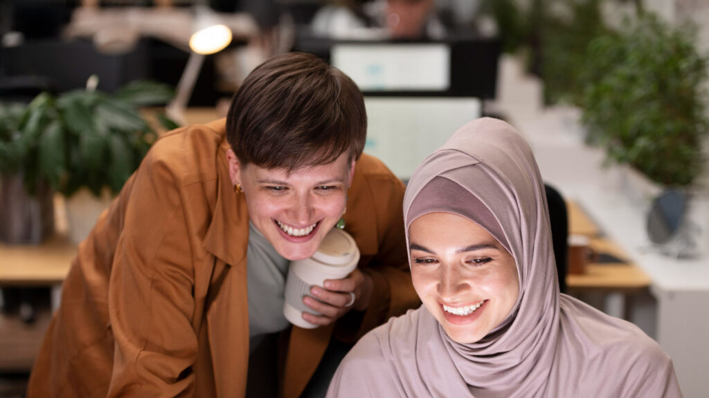 kollegen arbeiten zusammen